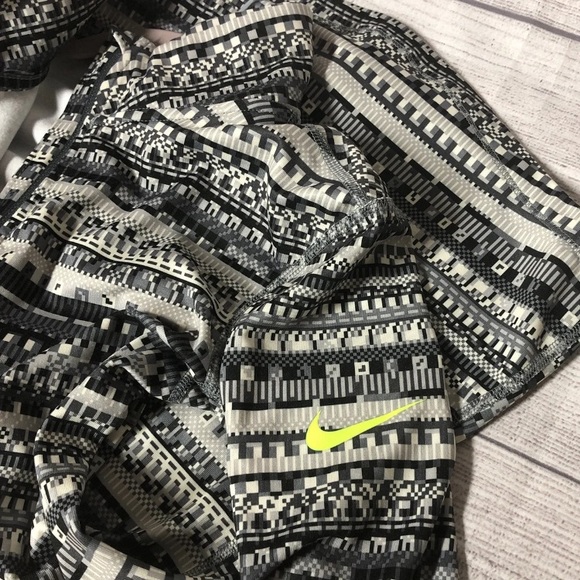 Nike Dri-Fit Women’s 1/2 Zip Pullover - Picture 4 of 5